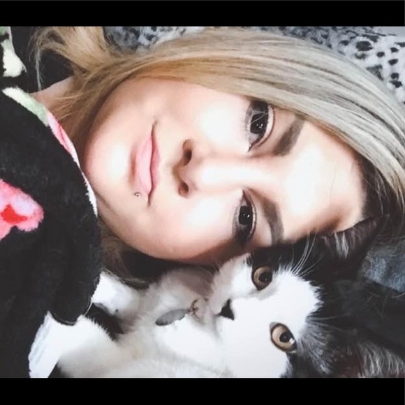 Meet your Posher, Elyse - Picture 1 of 8